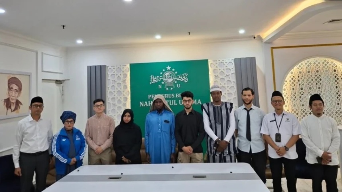 PBNU Beri “Beasiswa Peradaban” Enam Mahasiswa Asing Kuliah di Kampus UAC Mojokerto